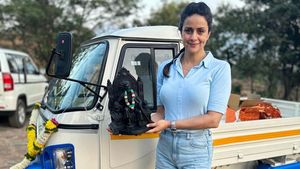ஆட்டோ ரிக்ஸா வாங்கிய பிரபல நடிகை! காரணத்தை கேட்டதும் வாயை பிளக்கும் ரசிகர்கள்! ரொம்ப வித்தியாசமா இருக்காங்களே!