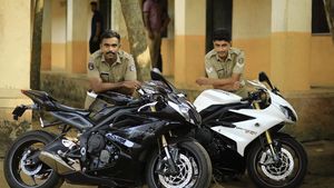 போலீஸ்காரங்க கிட்ட இவ்ளோ காஸ்ட்லியான பைக்கா! விலை மட்டும் எவ்ளோனு தெரிஞ்சா தொப்புனு மயங்கி விழுந்திருவீங்க!