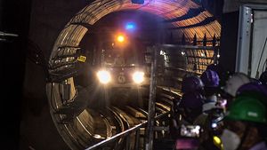மக்களே நீருக்கு அடியில் பயணிக்க தயாரா?.. வேக வேகமாக தயாராகி வரும் நீருக்கு அடியில் பயணிக்கும் முதல் ரயில்!