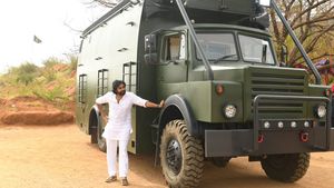 அணுக்குண்டே வீசினாலும் ஒன்னும் ஆகாது போலயே... அரசியல் சுற்றுப்பயணத்திற்கு நடிகர் பவன் கல்யாணின் வாகனம்!!