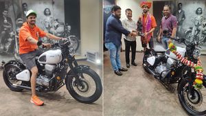 நம்மள மாதிரி சாதாரண பைக்கை வாங்கிய ருத்துராஜ் கெயிக்வாட்... விலை இவ்ளோ கம்மியா! மனுஷன் சிம்பிளா இருக்காரே!