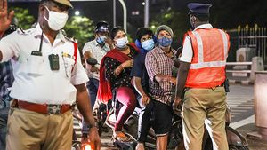 போலீஸ்காரங்க பைக்கை நிப்பாட்டுறாங்களா? பயப்படாம இந்த விஷயத்தை மட்டும் பண்ணுங்க ஃபைன் போடமாட்டாங்க!