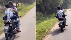 இணையத்தில் லைக்குகளை பெற இப்படியா!! காதல் ஜோடியின் பயமுறுத்தும் பைக் ஸ்டண்ட் - இறுதியில் போலீசார் செய்தது...