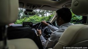 கார் ஓட்டும் போது பலருக்கும் இந்த கெட்ட பழக்கம் இருக்குது! புத்தாண்டோட இதை எல்லாம் மாத்திடுங்க!