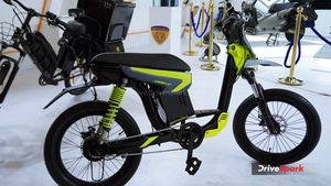 டிவிஎஸ் எக்ஸ்எல்-லையே தூக்கி சாப்பிட்ரும் போல... மைலேஜ் தருவதில் செம்ம கில்லாடி! 