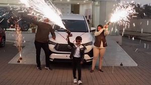 புதிய டொயோட்டா இன்னோவா காரின் டெலிவரி தொடங்கியது! இவ்ளோ மைலேஜ் தருமா! அதான் எல்லாரும் வரிசைல நிக்கறாங்க!