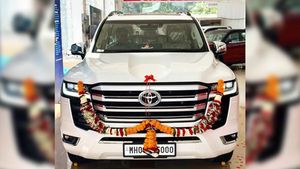 டெலிவரி தொடங்கியாச்சு.. இனி ஃபார்ச்சூனருக்கு பதிலா இந்த காருலதான் எல்லா அரசியல்வாதிகளும் வலம் வர போறாங்க!