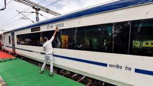 கார், பஸ் போல ரயிலை புக் செய்ய முடியுமா? இதுக்கு எவ்வளவு கட்டணம் செலுத்த வேண்டி இருக்கும்?