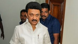 சாலையை பயன்படுத்த முடியல, இரயிலில் பயணிக்கிறேன்... தமிழக முதல்வருக்கே இந்த நிலைமையா!! அப்போ மக்களின் நிலை