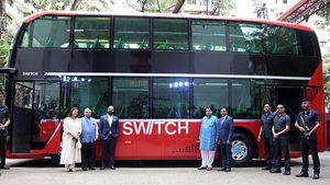 இந்த மாதிரி டபுள்-டக்கர் பேருந்து எல்லாம் வந்தா நம்ம சென்னை வேற லெவல் ஆயிடும்!! அதுவும் எலக்ட்ரிக் தரத்தில்...