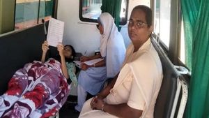 Ambulance Exam: ஆம்புலன்ஸில் வைத்து 10ம் வகுப்பு பொது தேர்வை எழுதிய மாணவி! 