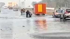 ஆறே நாளில் பல் இழித்த பிரதமர் மோடி திறந்து வைத்த நெடுஞ்சாலை - தண்ணீரில் மிதந்து செல்லும் வாகன ஓட்டிகள்!!
