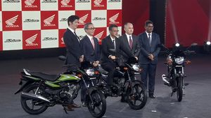 சொன்ன மாதிரியே விலை குறைவான பைக்கை களமிறக்கிய ஹோண்டா! ஹீரோ ஸ்பிளெண்டர் பொழப்புல மண்ணை அள்ளி போட்டுட்டாங்க!
