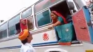 டிரைவர் சீட்ல உக்காந்துகிட்டு பெண் செய்த காரியம்! சொன்னாங்க பாருங்க ஒரு விஷயம்! அத கேட்டு நாடே ஆடி போயிருச்சு!
