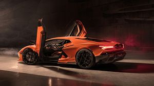 Lamborghini Revuelto 350 கிமீ ஸ்பீடுல சும்மா சீறிப் பாயும்; இதெல்லாம் கண்ணுல பார்க்கவே கொடுத்து வச்சிருக்கனும்