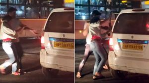 நடுரோட்டில் இளம்பெண்ணுக்கு நேர்ந்த கதி! இளைஞர் செய்த காரியத்தால் அதிர்ச்சியில் உறைந்த பொதுமக்கள்! வீடியோ!