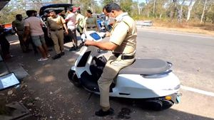 போலீஸாரையும் விட்டு வைக்கல... ஓலா எலக்ட்ரிக் ஸ்கூட்டரை யாருக்குதாங்க பிடிக்காது? கேரளாவில் நடந்துள்ள சம்பவம்!!