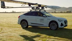 Audi e-tron காரின் மேற்கூரையில் இருந்து டேக்-ஆஃப் ஆகிய 40 கிலோ மட்டுமே கொண்ட சோலார் விமானம்..