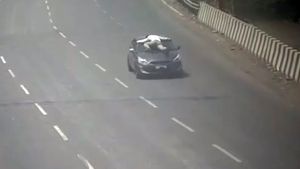 Traffic Police-க்கு கொஞ்சம் கூட மரியாதை இல்லாம போச்சு... இந்த கார் ஓட்டிக்கு சரியான தண்டனை கிடைக்கனும்!!