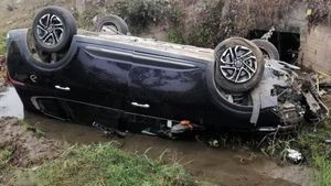 Kia Carens தலைகீழா கவிழ்ந்தும் யாருக்கும் ஒன்னும் ஆகலயா! எல்லாரும் காயமே இல்லாம எப்படி தப்பிச்சாங்க தெரியுமா?