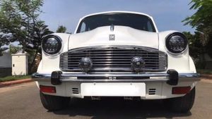 Hindustan Ambassador காரை இவ்வளவு வேகத்தில் ஓட்ட முடியுமா? மாடர்ன் கார்களே தோற்றுவிடும்... வீடியோ!!