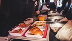 Flight Food Taste Bitter ஹெட்போன் போட்டா உணவு டேஸ்டா இருக்குமா? என்னங்க சொல்றீங்க?