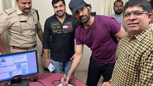 இவருக்கு தமிழ்நாட்ல ஒரு ரசிகர் பட்டாளமே இருக்குதே! இவர் இப்படியொரு காரை வாங்கிட்டாரா?