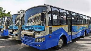 இடியே விழுந்தாலும் பஸ்ஸில் இனிமேல் இதை பண்ணீராதீங்க! இப்படி ஒரு உத்தரவு போடுவாங்கன்னு யாருமே எதிர்பாக்கல!