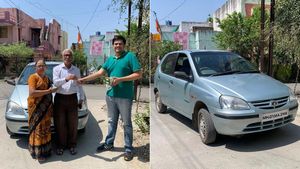 First Car 10 ஆண்டு பாச போராட்டம்! தங்களது முதல் காரை போராடி மீண்டும் வீட்டிற்கு கொண்டு வந்த குடும்பம்!
