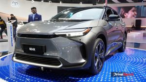 Toyota BZ4X குடும்பத்தோட லாங் டிரைவ் போக செம எலெக்ட்ரிக் கார்! விலையை மட்டும் கேட்காதீங்க!