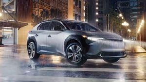 Toyota 10 e-Carகளை களமிறக்க திட்டம்... டாடா, டெஸ்லானு எல்லாத்தோட சாம்ராஜ்யத்தையும் அழிக்க மிக பெரிய திட்டம்!
