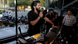 Dulquer Salmaan டெலிவரி எடுத்த Ultraviolette F77 Limited Edition பைக்கில் இவ்வளவு விஷயங்கள் இருக்குதா?