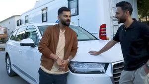 Virat Kohli First Car எது தெரியுமா?.. பல கோடிக்கு அதிபர் இந்த காரையா முன்னாடி வச்சுட்டு இருந்தாரு!!