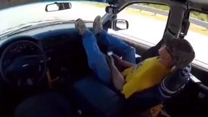 Viral Video கார்ல இப்படி ஹாயா உக்காந்து போனா என்ன ஆகும் தெரியுமா? ஒரு வீடியோ எல்லாரையும் உலுக்கி எடுத்திருச்சு