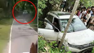 திருடிய காரை திருப்பி கொடுத்துவிடுவோம் என கூறிய திருடர்களின் கதை இப்படிதான் முடிந்தது... போலீஸ்னா இதுதான்!!