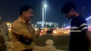 யூ-டியூபரின் பைக்கை தூக்கீட்டு இன்ஸ்பெக்டர் செய்த காரியம்! பெத்தவங்களை இதுக்கு மேல அசிங்கப்படுத்த முடியாது!