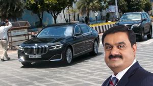 கௌதம் அதானியின் விலையுயர்ந்த பிஎம்டபிள்யூ காரை பார்த்து இருக்கீங்களா? இதெல்லாம் அவருக்கு சாதாரண விஷயம்...