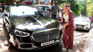 பணத்த வீட்டிலேயே வச்சு அச்சடிப்பாங்களோ!! கருப்பு நிற மெர்சிடிஸ் காரை 2.64 கோடி ரூபா கொடுத்து வாங்கிய நடிகை!