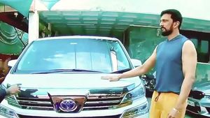 காரை புதுசுபோல வச்சுக்க கிச்சா செய்த வேலையை பாருங்க... பல வருஷத்துக்கு தங்கம் போல ஜொலி-ஜொலிக்குமாம்... 