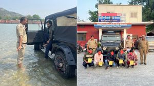 புனித நீரில் காரை குளிப்பாட்டி 