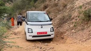 உங்க ஏரியால ரோடு சரி இல்லையா? எப்பேர்பட்ட ரோடா இருந்தாலும் இந்த குட்டி கார் சமாளிச்சிரும்! இந்தியாவுக்கான கார்