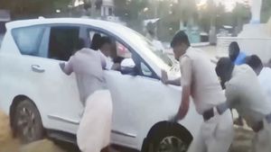 பீச் மணலில் சிக்கி கொண்ட காரை மீட்டது இவரா! அவ்ளோ பெரிய ஆளுக்கு எவ்ளோ நல்ல மனசு பாருங்க! வாயை பிளந்த மக்கள்!
