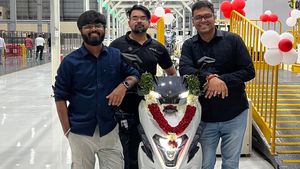 “30 வருஷத்துக்கு முன்ன கல்யாணம் ஆக வேண்டியவ...”- சிம்பிள் ஒன் எலக்ட்ரிக் ஸ்கூட்டர் ஒருவழியா டெலிவிரிக்கு தயார்