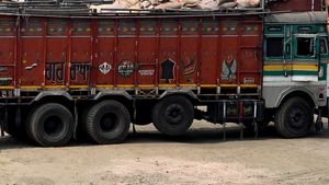 லாரிகளில் சில வீல்கள் மட்டும் தரையில் படாமல் தூக்கிக்கொண்டிருக்குமே இது ஏன் தெரியுமா? 