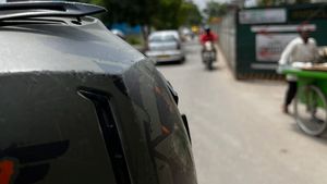 ஹெல்மெட் போட்டுகிட்டு வாடகைக்கு பைக் ஓட்றது இவரா! சவாரி போன கஸ்டமர் உண்மையை உடைத்ததால் நாடே ஆடிப்போயிருச்சு!