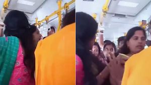 இலவசமாக பஸ் டிக்கெட் கொடுத்தால் இப்படித்தான்!! பேருந்துக்குள் மோதி கொண்ட பெண்கள் - வைரல் வீடியோ!!