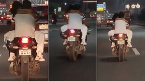 கண்ட்ரோல் பண்ண முடியல! பைக்கை பெட்ரூமாக ஆக்கிய இளம் காதல் ஜோடி! இன்னும் 18 வயசு ஆகாதவங்க வீடியோவை பாக்காதீங்க!