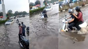 மழை வெள்ள நீரில் மாஸ் காட்டிய ஓலா எலெக்ட்ரிக் ஸ்கூட்டர்! பென்ஸ் காரையே பின்னாடி தள்ளிடுச்சே!