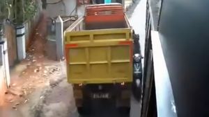 பஸ்-லாரிக்கு இடையில் கசங்க போன 2 இளம்பெண்கள்! இளகன மனசு உள்ளவங்க தயவு செஞ்சு இந்த வீடியோவை பாக்காதீங்க!