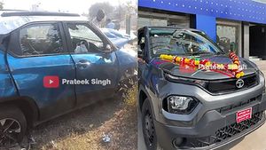 டெஸ்ட் டிரைவிங்கின் போது விபத்தில் சிக்கிய கார்!! ஒரு ரூபாய் கூட ஷோரூம் கேட்கல - கஸ்டமர் அடுத்து செய்த காரியம்